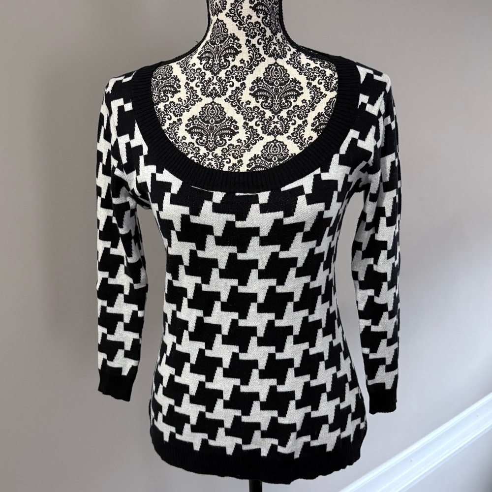 L.A.M.B cotton cashmere black and white houndstooth sweater. Sz M